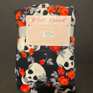 Betsey Johnson skull hand towels, NWT